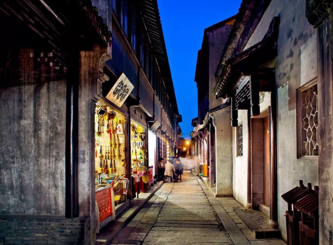 男孩乘坐电梯时玩“火” 点燃电梯里广告牌引发火灾